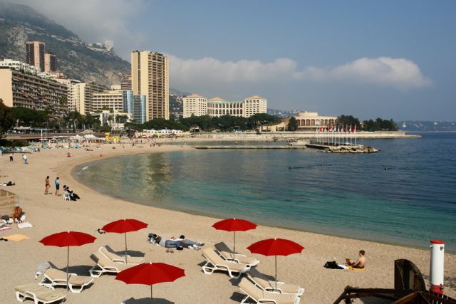 Una spiaggia sulla Costa Azzurra