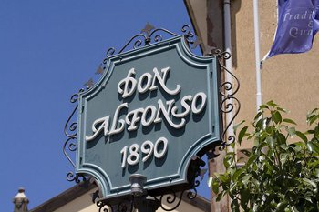 L'insegna del Ristorante Don Alfonso 1890 a Sant'Agata sui Due Golfi