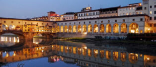 Il Corridoio Vasariano lungo la rive dell'Arno a Firenze