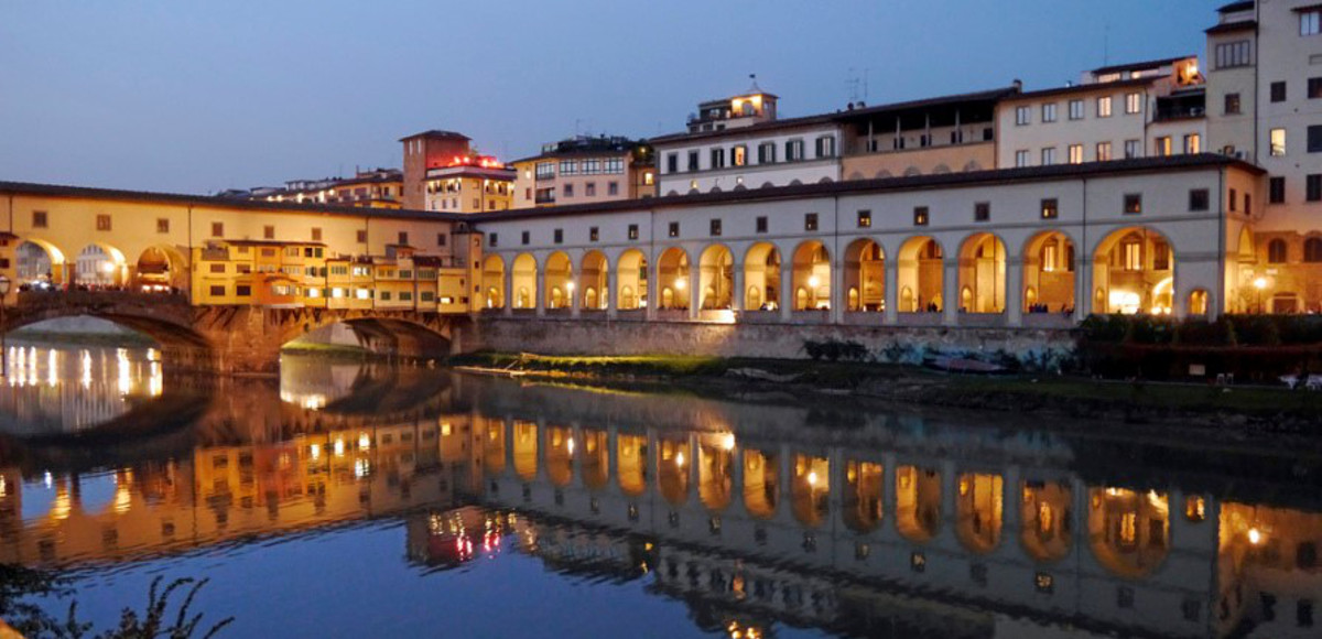 Il Corridoio Vasariano lungo la rive dell'Arno a Firenze