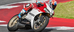 Il pilota collaudatore Casey Stoner in sella alla nuova Ducati 1299 Panigale S Anniversario