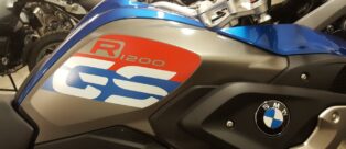 Particolare del serbatoio della Bmw R 1200 GS Rallye