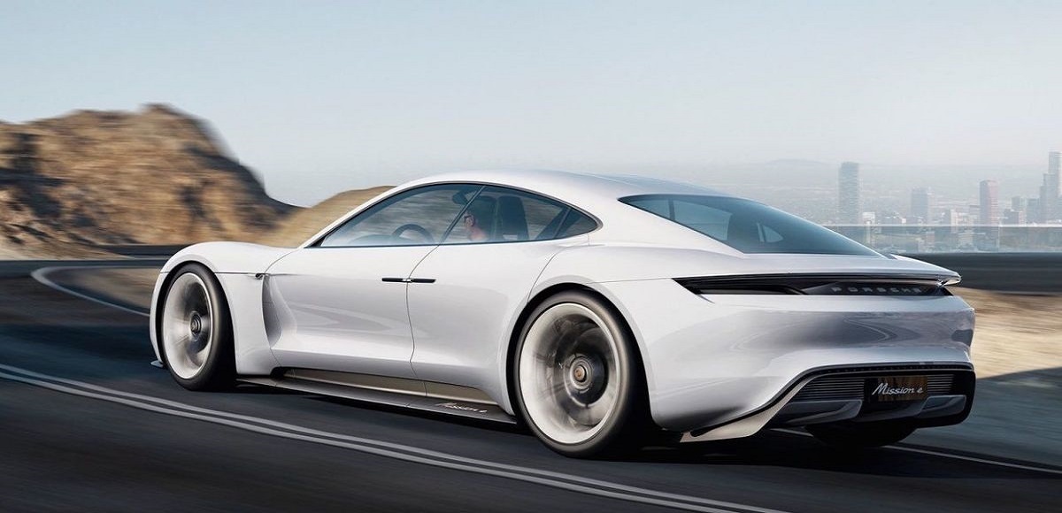 Porsche Mission E: l'auto che arriva dal futuro