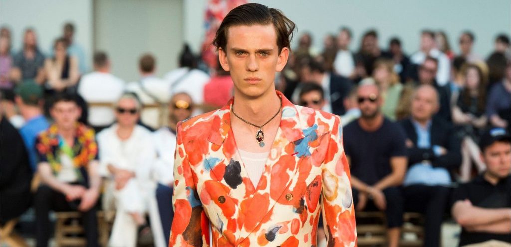 Un outfit della Collezione Uomo PE 2019 Alexander McQueen alla Paris Fashion Week