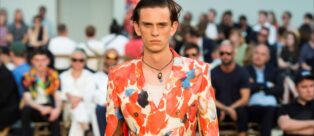 Un outfit della Collezione Uomo PE 2019 Alexander McQueen alla Paris Fashion Week