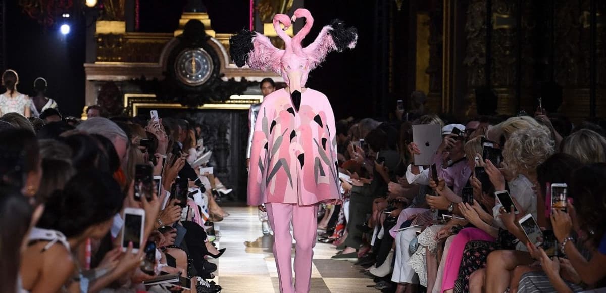 La sfilata della Collezione Alta Moda AI 2018-2019 Schiaparelli