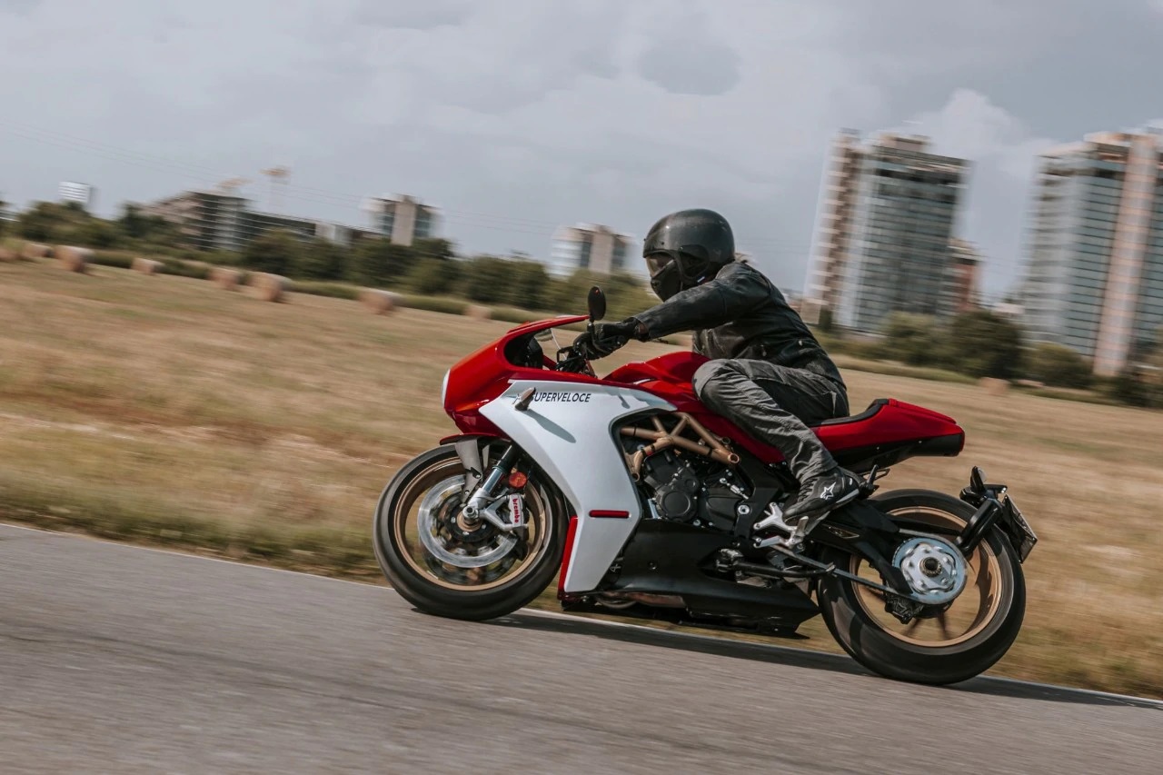 MV Augusta Superveloce 800 la magia di Schiranna