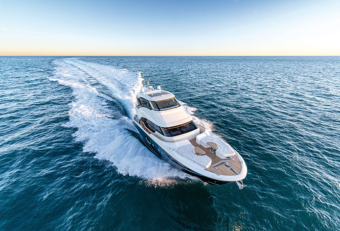 Yacht MCY 70 Skylounge Il primo cruiser con flybridge chiuso