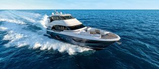 Yacht MCY 70 Skylounge: il primo cruiser con flybridge chiuso