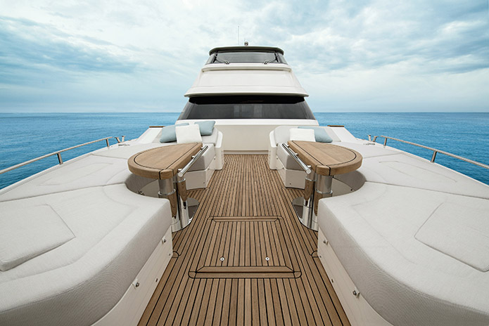 Yacht MCY 70 Skylounge Il primo cruiser con flybridge chiuso