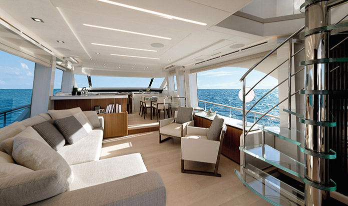 Yacht MCY 70 Skylounge Il primo cruiser con flybridge chiuso