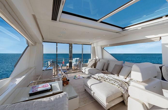 Yacht MCY 70 Skylounge Il primo cruiser con flybridge chiuso