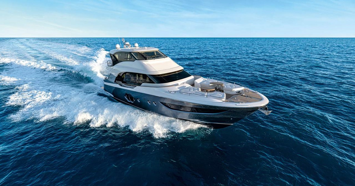 Yacht MCY 70 Skylounge: il primo cruiser con flybridge chiuso