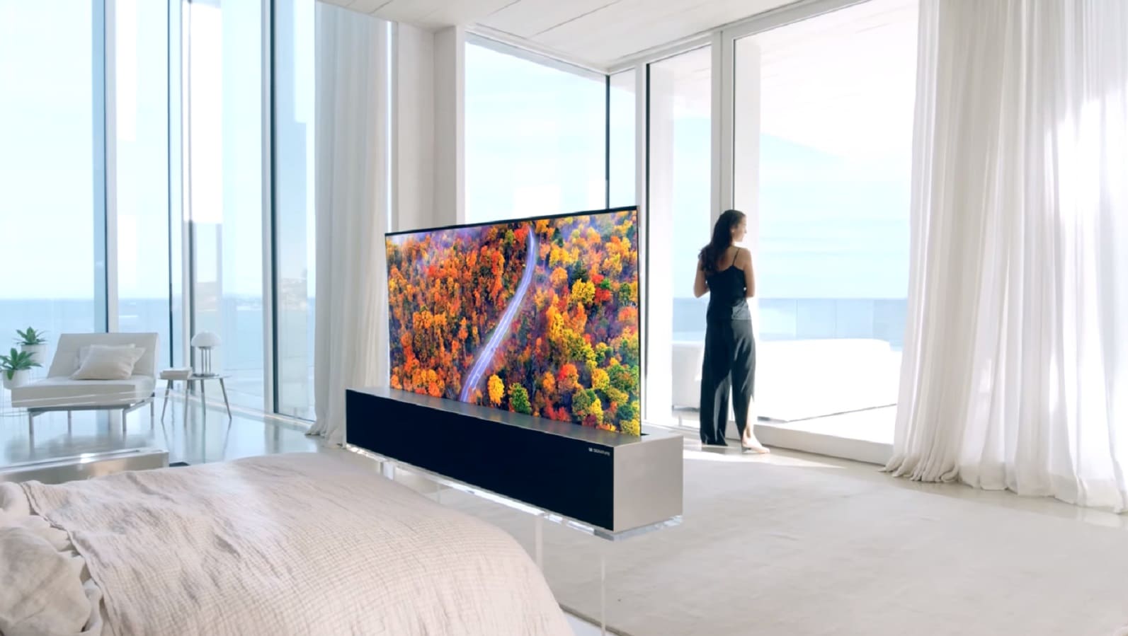 LG SIGNATURE OLED R il primo televisore al mondo che si arrotola su se stesso!