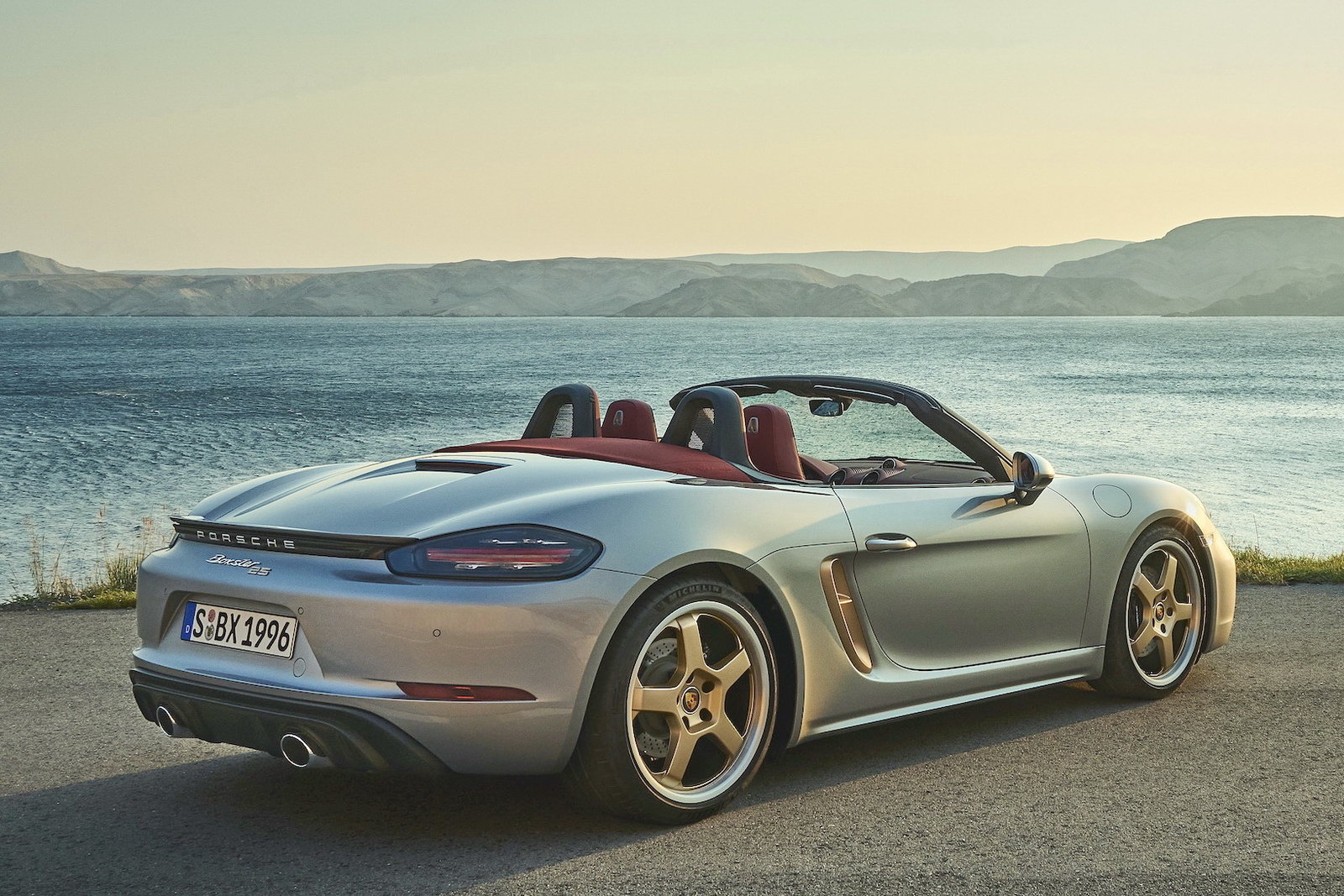 PORSCHE BOXSTER 25 FA UN PASSO INDIETRO NEL TEMPO E OMAGGIA IL PASSATO