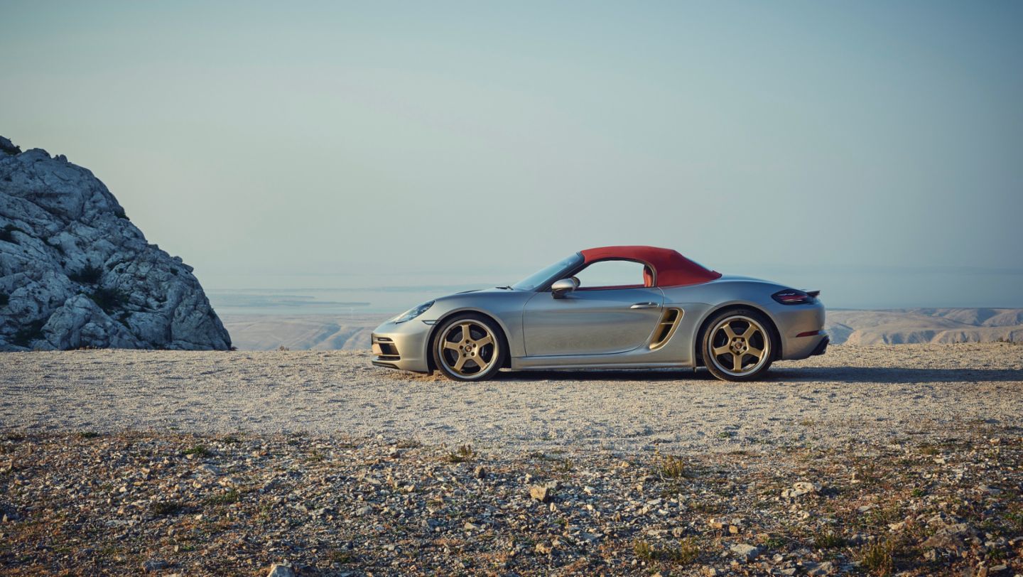 PORSCHE BOXSTER 25 FA UN PASSO INDIETRO NEL TEMPO E OMAGGIA IL PASSATO