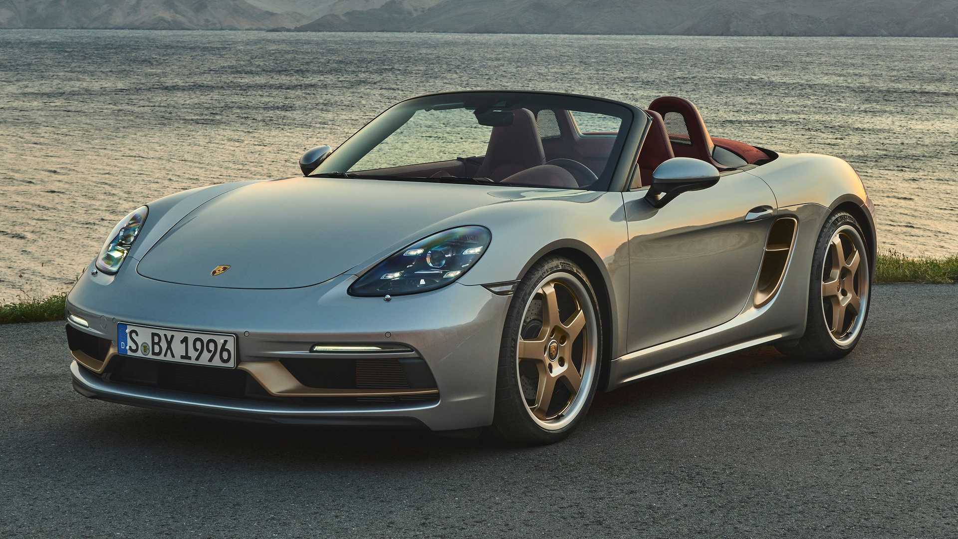 PORSCHE BOXSTER 25 FA UN PASSO INDIETRO NEL TEMPO E OMAGGIA IL PASSATO