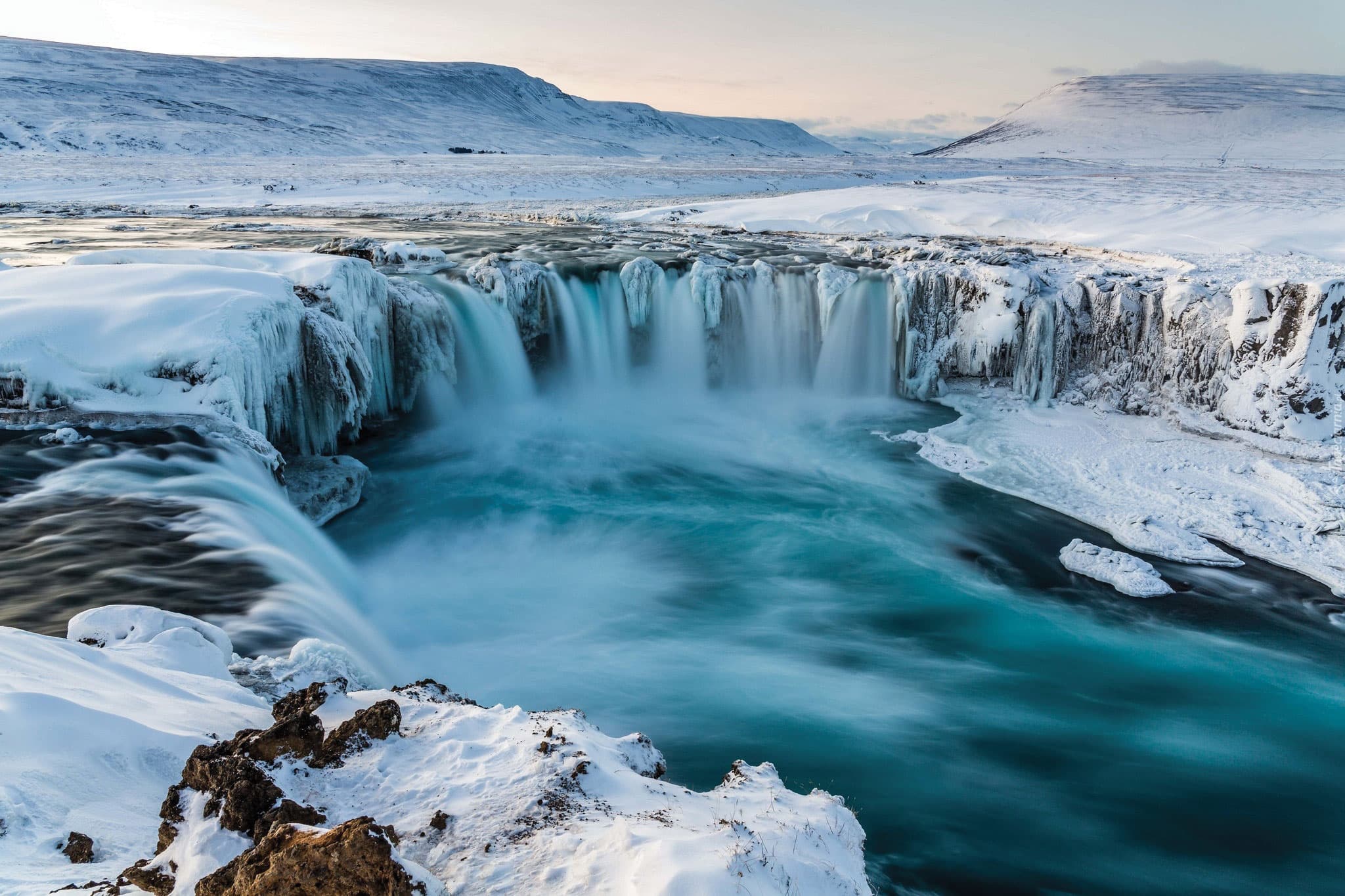 Cascate d’acqua Islanda 10 mete suggestive per gli appassionati della natura