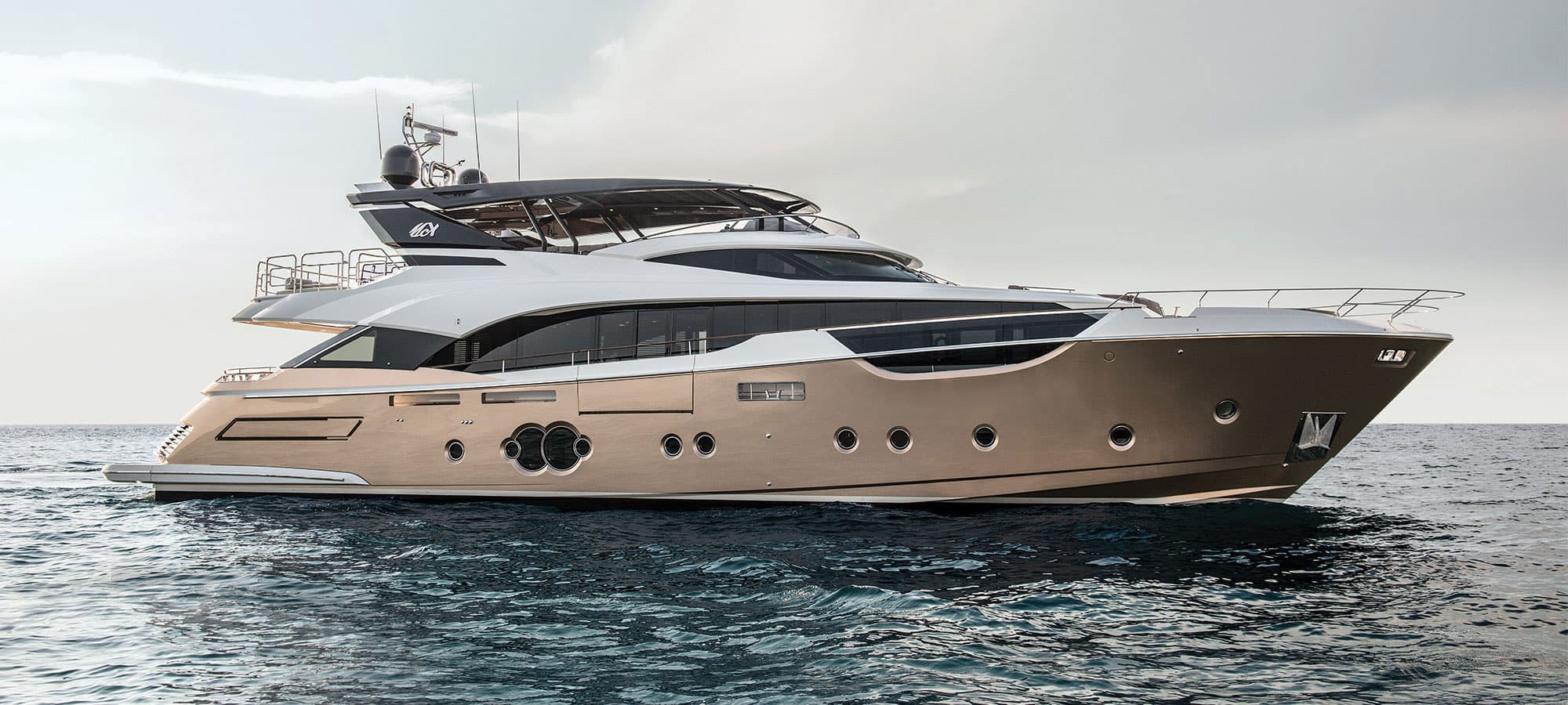 MONTE CARLO YACHTS 96 UN'ALLEANZA INTELLIGENTE CHE UNISCE ELEGANZA ED EFFICIENZA