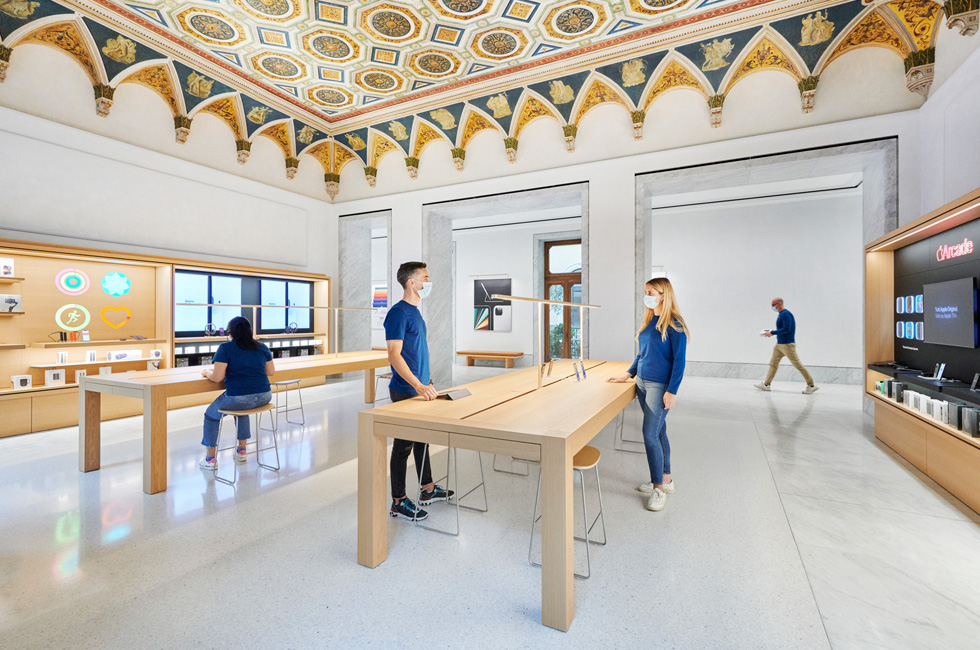 Apple Roma Apre in Via del Corso lo store della mela più grande d'Europa