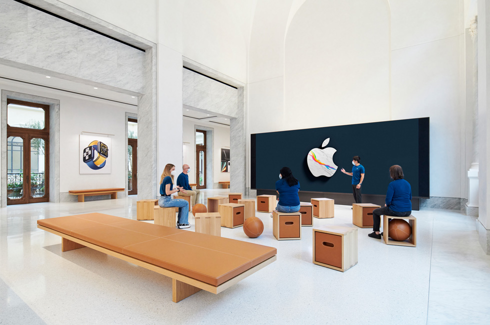 Apple Roma Apre in Via del Corso lo store della mela più grande d'Europa