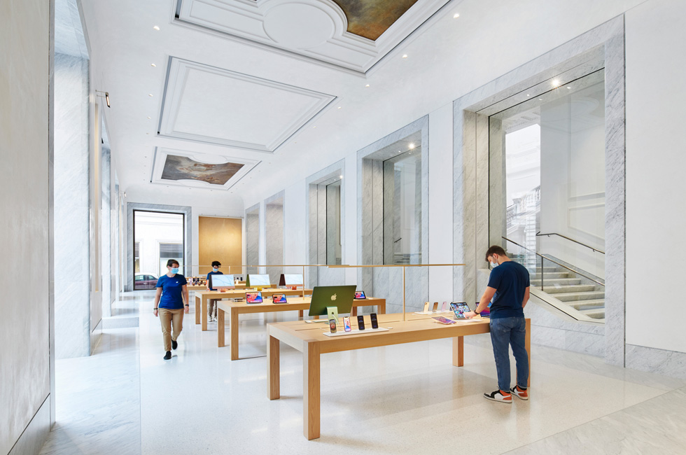 Apple Roma Apre in Via del Corso lo store della mela più grande d'Europa