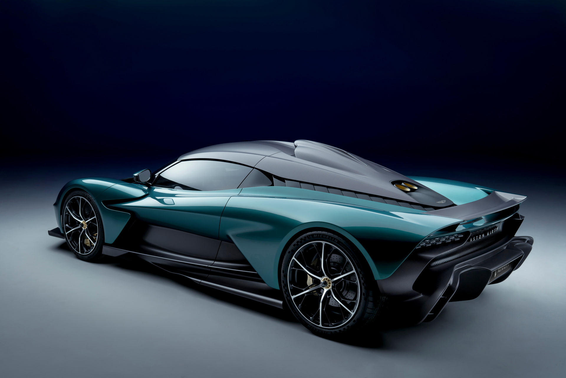 Aston Martin Valhalla: la supercar esclusiva pronta a sfidare la Ferrari SF90 Stradale