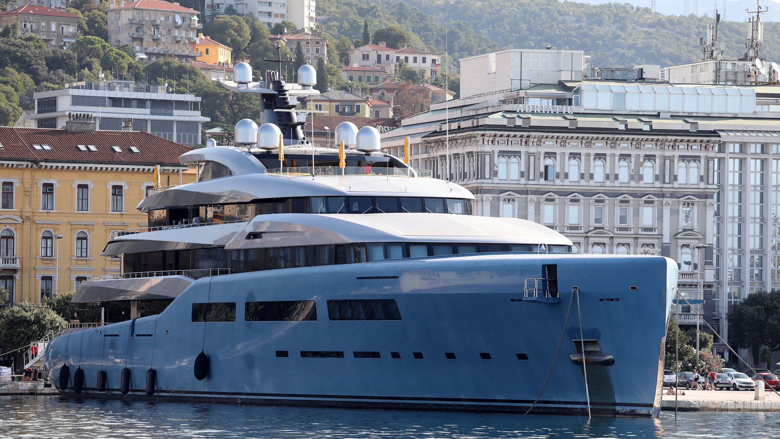 Yacht Aviva: il mega yacht di Joe Lewis ha anche il campo da padel