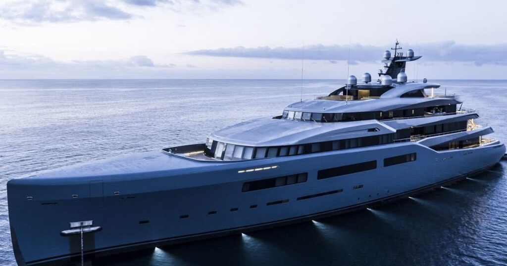 Yacht Aviva: il mega yacht di Joe Lewis ha anche il campo da padel