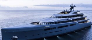 Yacht Aviva: il mega yacht di Joe Lewis ha anche il campo da padel