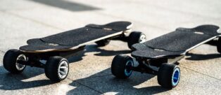 Primavera, la stagione dello skateboard elettrico! 5 modelli che accontentano tutti