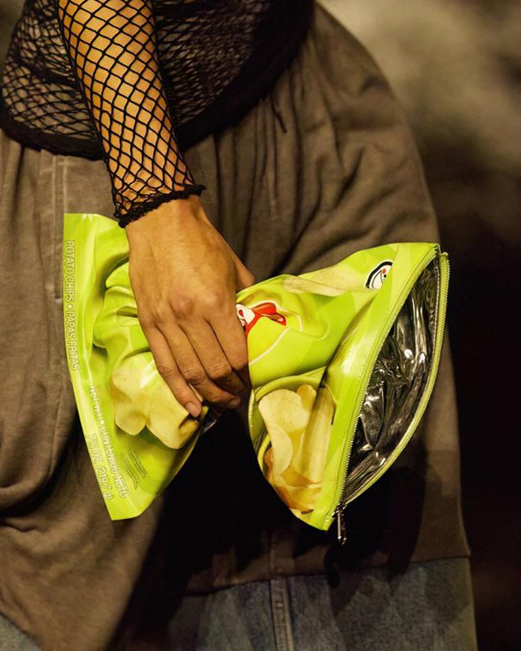 Lay's x Balenciaga Potato Chip Bag: una borsa di patatine da 1.800 dollari!