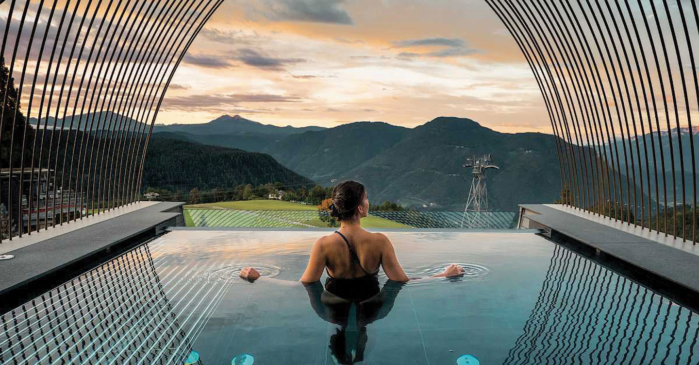 Infinity Pool Italia Una vista spettacolare sulle montagne innevate 