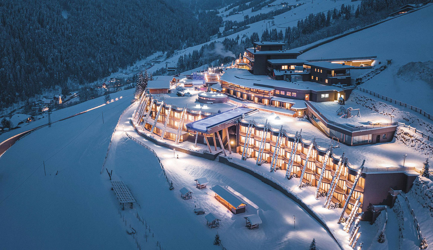 Infinity Pool Italia Una vista spettacolare sulle montagne innevate 