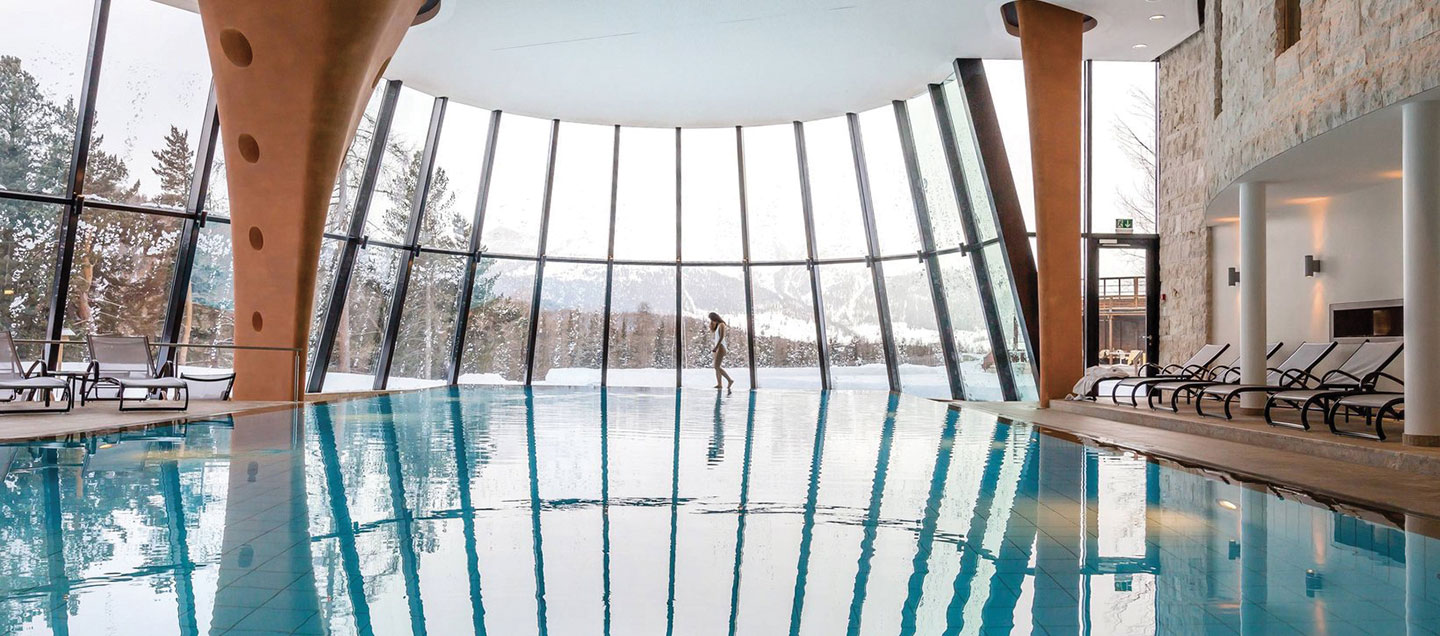 Infinity Pool Italia Una vista spettacolare sulle montagne innevate 