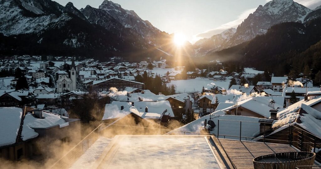 Infinity Pool Italia Una vista spettacolare sulle montagne innevate 