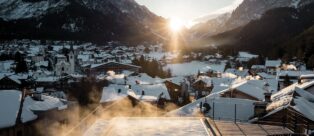 Infinity Pool Italia Una vista spettacolare sulle montagne innevate 