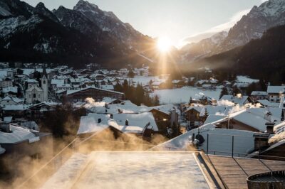 Infinity Pool Italia Una vista spettacolare sulle montagne innevate 