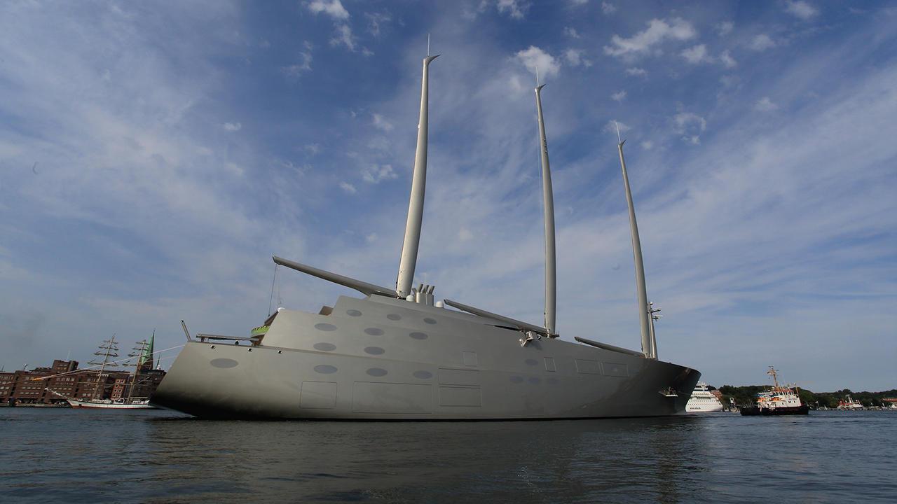 Superyacht A Lo yacht più grande al mondo è "congelato" nel golfo di Trieste