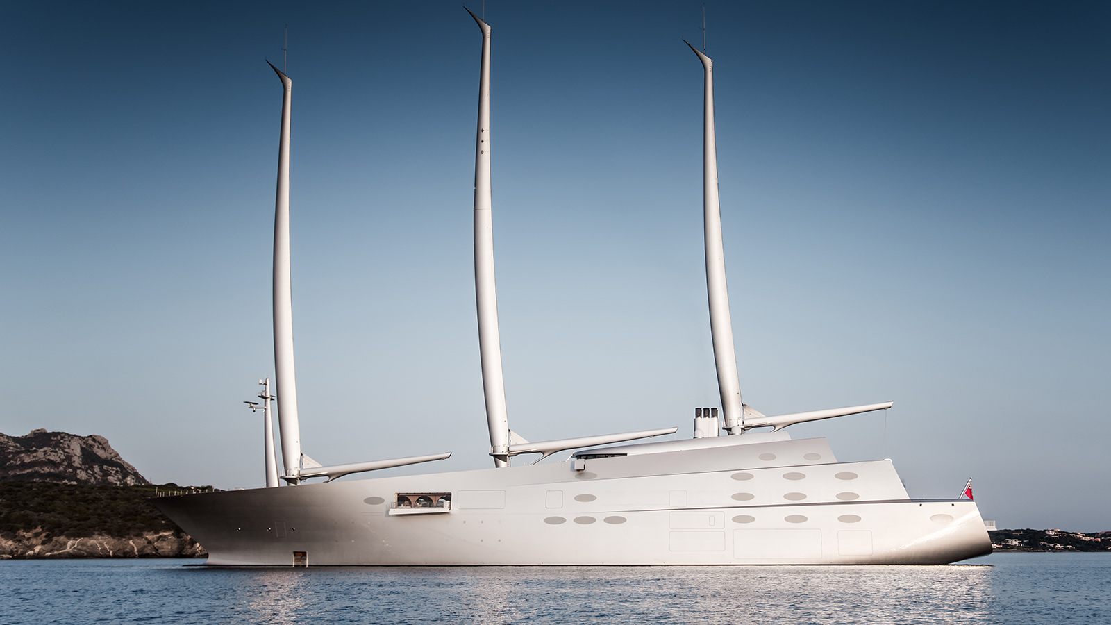 Superyacht A Lo yacht più grande al mondo è "congelato" nel golfo di Trieste