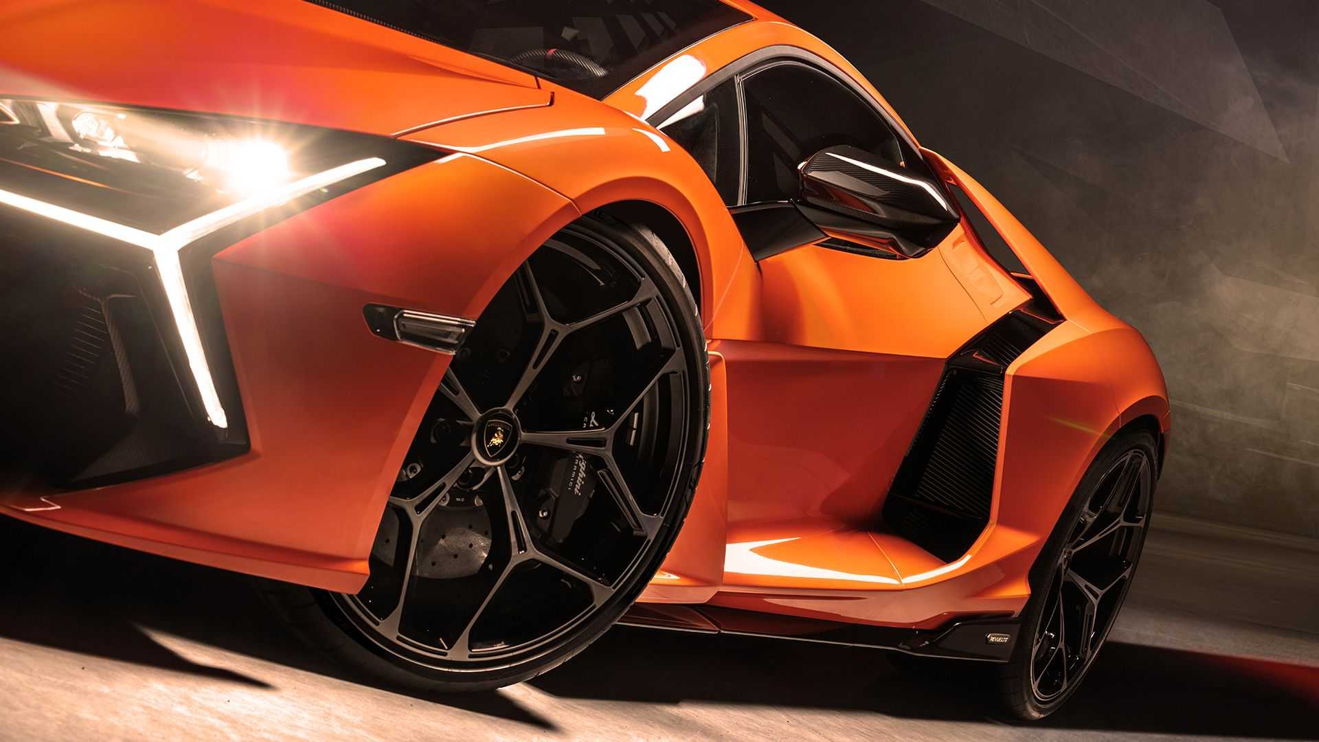 Lamborghini Revuelto: la prima ibrida plug-in, 825 CV e 3 motori elettrici!