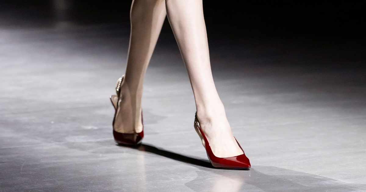 Gucci slingback Signoria Rosso Ancora: il simbolo della lotta contro il femminicidio